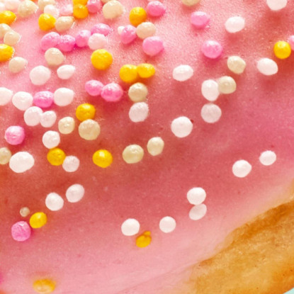 Quadro Moderno Ciambella Glassata Rosa Con Confettini Colorati Su Sfondo Verde Pastello foo25 quadro stampato su tela