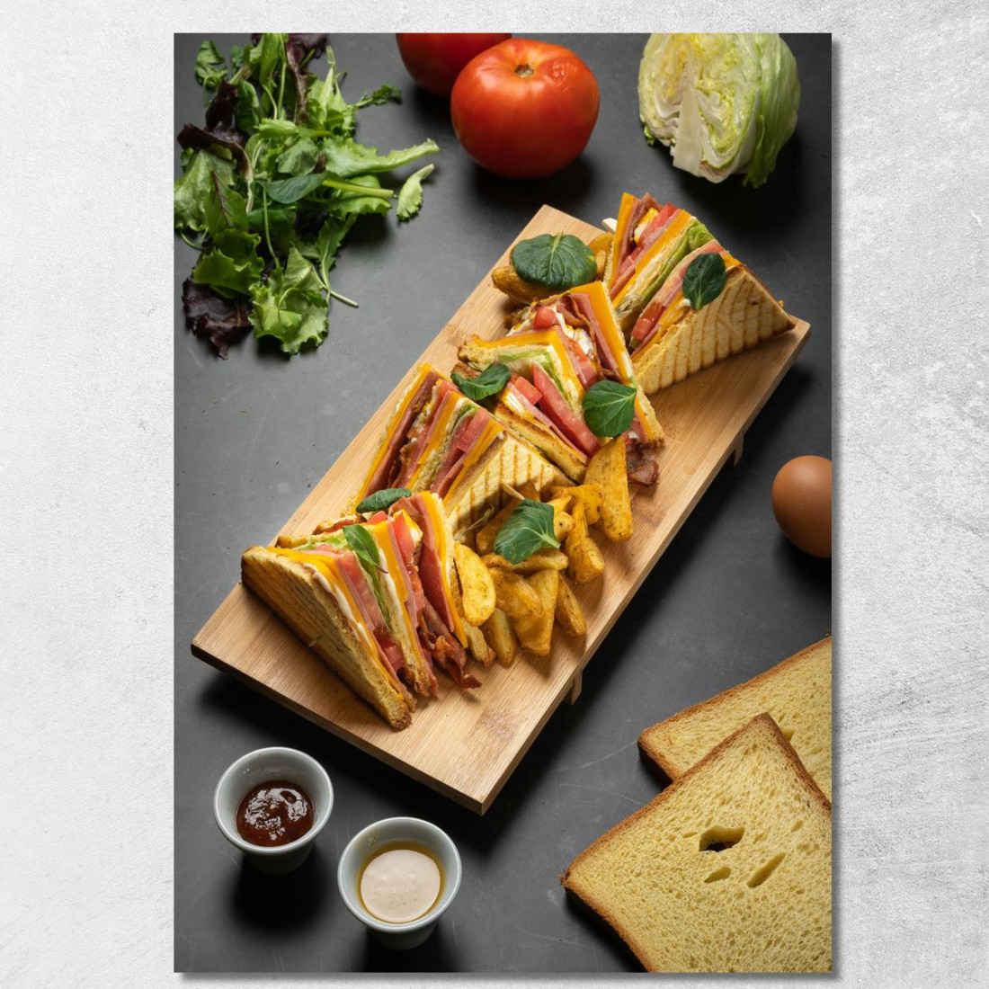 Quadro Moderno Club Sandwich Con Patatine Su Tagliere Di Legno E Ingredienti Freschi foo29 quadro stampato su tela Quadro Moderno Club Sandwich Con Patatine Su Tagliere Di Legno E Ingredienti Freschi foo29 quadro stampato su tela