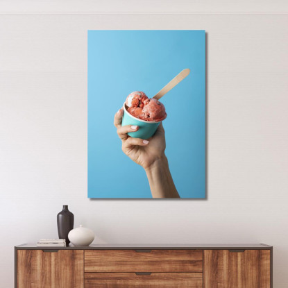 Quadro Moderno Coppetta Di Gelato Alla Fragola Tenuta In Mano Su Sfondo Azzurro foo39 quadro stampato su tela