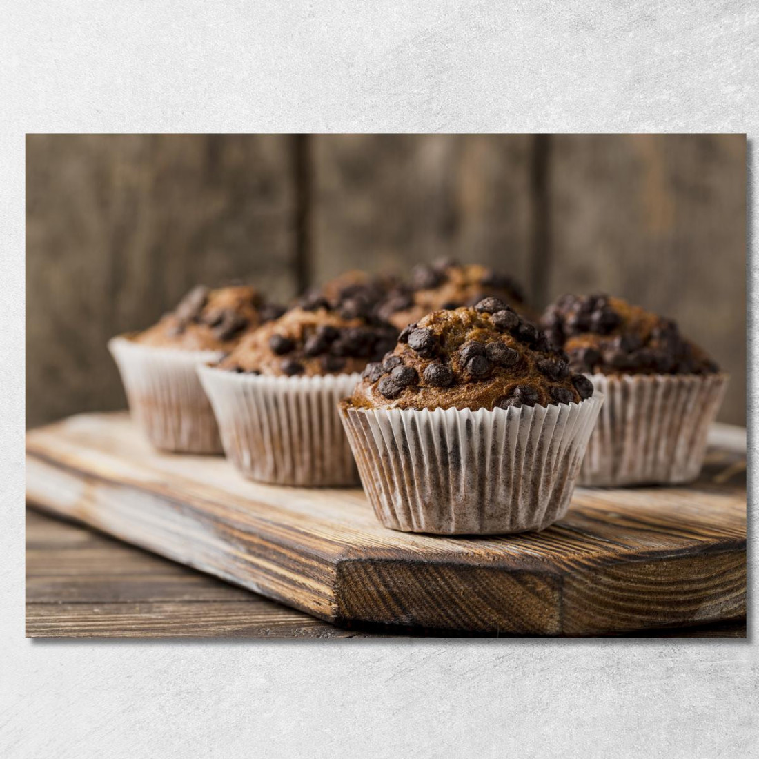Quadro Moderno Muffin Al Cioccolato Con Gocce Fondenti Su Tagliere Rustico foo82 quadro stampato su tela Quadro Moderno Muffin Al Cioccolato Con Gocce Fondenti Su Tagliere Rustico foo82 quadro stampato su tela