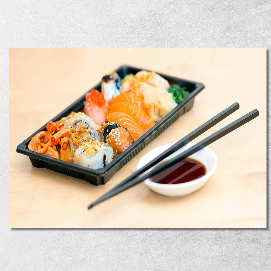 Quadro Moderno Sushi Misto In Bento Box Con Bacchette E Salsa Di Soia foo109 quadro stampato su tela Quadro Moderno Sushi Misto In Bento Box Con Bacchette E Salsa Di Soia foo109 quadro stampato su tela