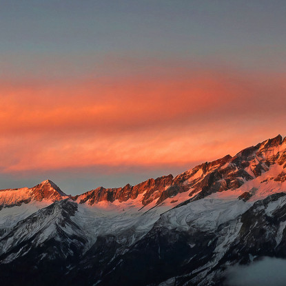 Quadro Montagne Catena Montuosa Innevata Al Tramonto Con Nuvole Arancioni Luminose mow28 quadro stampato su tela