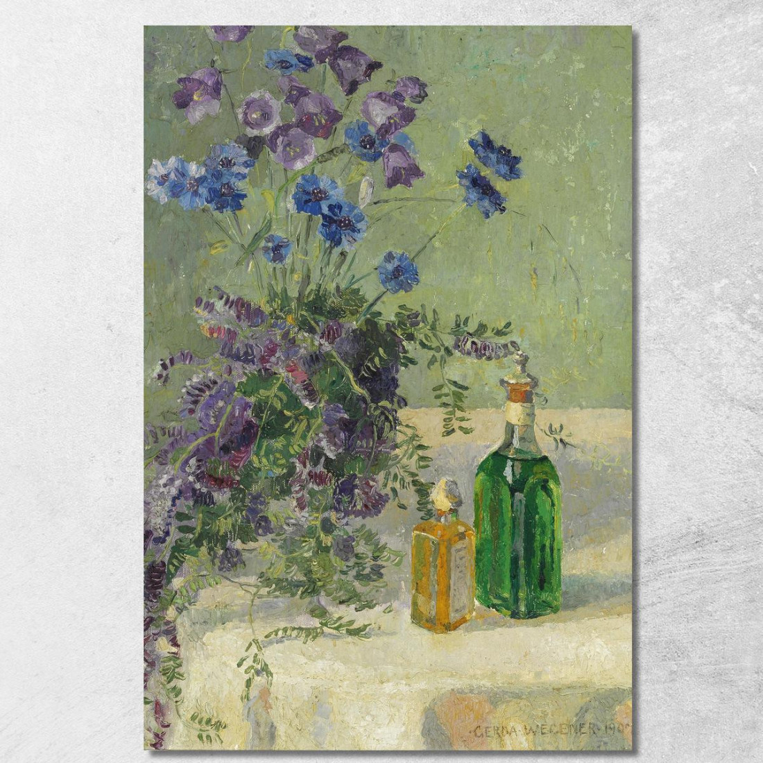 Natura Morta Con Fiori Blu E Due Bottiglie Su Un Tavolo Gerda Wegener gwg23 quadro stampato su tela Natura Morta Con Fiori Blu E Due Bottiglie Su Un Tavolo Gerda Wegener gwg23 quadro stampato su tela